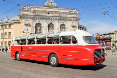 St. Petersburg, Rusya - 26 Mayıs, 2018. Yolcu ve kişisel retro ulaşım, St. Petersburg şehir günü geçit töreni.
