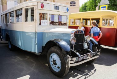 St. Petersburg, Rusya - 26 Mayıs, 2018. Yolcu ve kişisel retro ulaşım, St. Petersburg şehir günü geçit töreni.