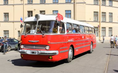 St. Petersburg, Rusya - 26 Mayıs, 2018. Yolcu ve kişisel retro ulaşım, St. Petersburg şehir günü geçit töreni.