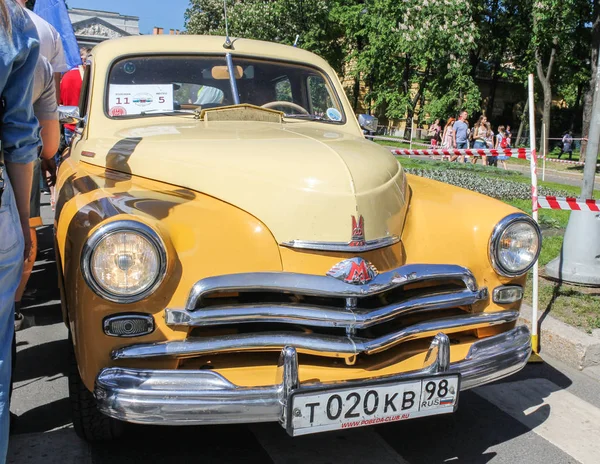 サンクトペテルブルク ロシア連邦 2018 乗用車とセント ピーターズバーグ市の日にレトロな個人の交通機関のパレード — ストック写真