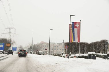 Lausanne, İsviçre - 1 Mart, 2018. Bahar kar manzara otoyol boyunca ve Avrupa'nın şehirlerde.