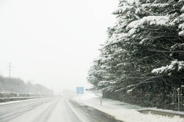 Lausanne, İsviçre - 1 Mart, 2018. Bahar kar manzara otoyol boyunca ve Avrupa'nın şehirlerde.