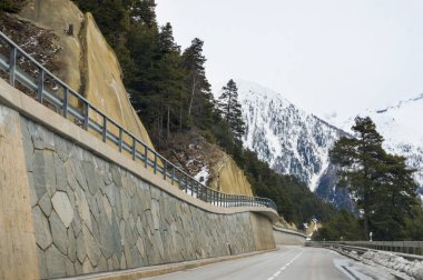 Yollar ve şehir otomobili üzerinden görüntülemek.