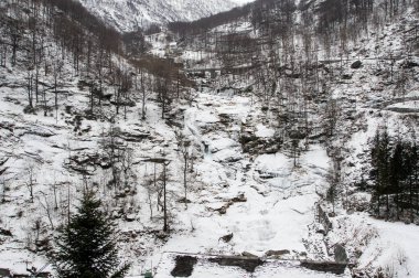 Yollar ve şehir otomobili üzerinden görüntülemek.