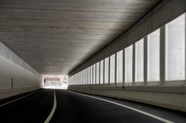 Dağ tünelleri arabayla sürüş.