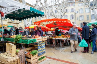 Aix-en-Provence, Fransa-25 Şubat, 2018. Aix-en-Provence meydanda gıda pazarında.