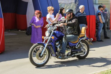 St. Petersburg, Rusya - 26 Mayıs, 2018. Bir tatil günü motorlu gemi St. Petersburg şehrin.