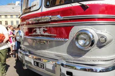 St. Petersburg, Rusya - 26 Mayıs, 2018. Yolcu ve kişisel retro ulaşım, St. Petersburg şehir günü geçit töreni.