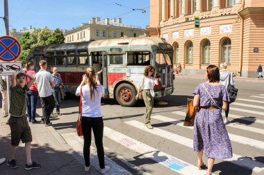St. Petersburg, Rusya - 26 Mayıs, 2018. Yolcu ve kişisel retro ulaşım, St. Petersburg şehir günü geçit töreni.
