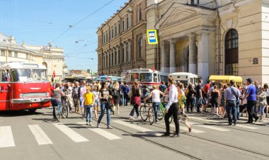 St. Petersburg, Rusya - 26 Mayıs, 2018. Yolcu ve kişisel retro ulaşım, St. Petersburg şehir günü geçit töreni.