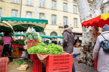 Aix-en-Provence, Fransa-25 Şubat, 2018. Aix-en-Provence meydanda gıda pazarında.