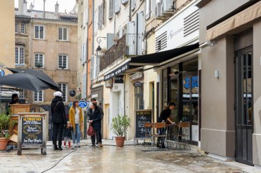 Aix-en-Provence, Fransa-25 Şubat, 2018. Aix-en-Provence meydanda gıda pazarında.