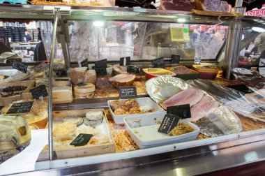 Aix-en-Provence, Fransa-25 Şubat, 2018. Aix-en-Provence meydanda gıda pazarında.