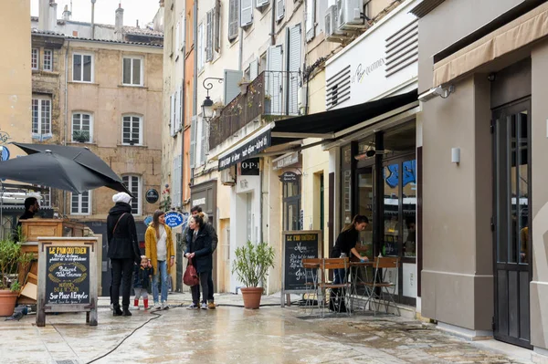 Aix-en-Provence, Fransa-25 Şubat, 2018. Aix-en-Provence meydanda gıda pazarında.