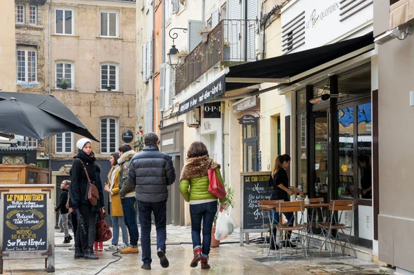 Aix-en-Provence, Fransa-25 Şubat, 2018. Aix-en-Provence meydanda gıda pazarında.