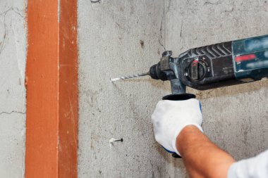 İnşaat üstünde elektrik ağlar ve ekipman kurulumu.