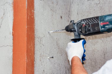 İnşaat üstünde elektrik ağlar ve ekipman kurulumu.