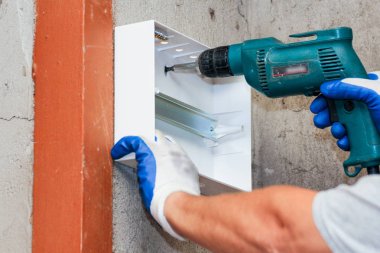 İnşaat üstünde elektrik ağlar ve ekipman kurulumu.