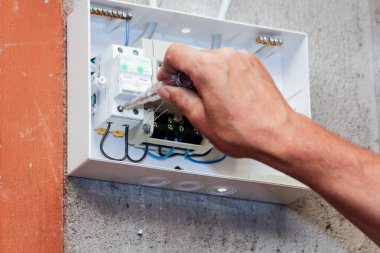 İnşaat üstünde elektrik ağlar ve ekipman kurulumu.