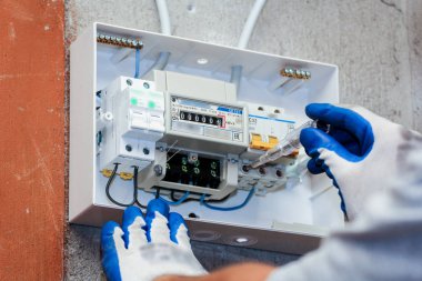 İnşaat üstünde elektrik ağlar ve ekipman kurulumu.