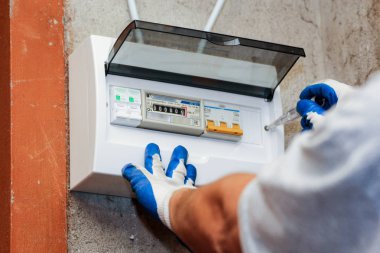 İnşaat üstünde elektrik ağlar ve ekipman kurulumu.