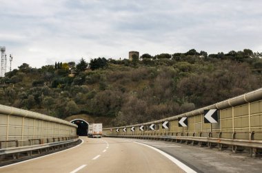 Liguria, İtalya - 24 Şubat, 2018. Yollar ve şehir otomobili üzerinden görüntülemek.