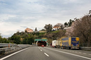 Liguria, İtalya - 24 Şubat, 2018. Yollar ve şehir otomobili üzerinden görüntülemek.
