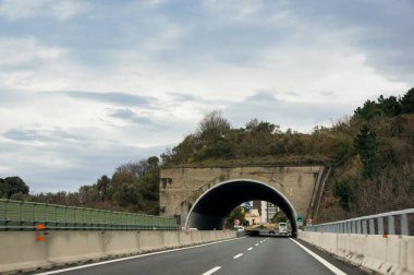 Liguria, İtalya - 24 Şubat, 2018. Yollar ve şehir otomobili üzerinden görüntülemek.