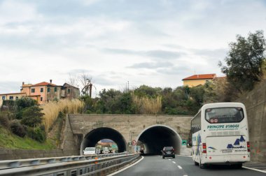 Liguria, İtalya - 24 Şubat, 2018. Yollar ve şehir otomobili üzerinden görüntülemek.