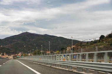 Liguria, İtalya - 24 Şubat, 2018. Yollar ve şehir otomobili üzerinden görüntülemek.