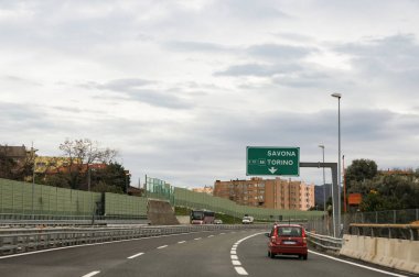 Liguria, İtalya - 24 Şubat, 2018. Yollar ve şehir otomobili üzerinden görüntülemek.