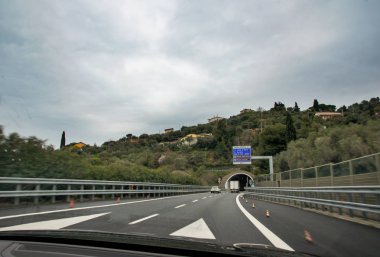 Liguria, İtalya - 24 Şubat, 2018. Yollar ve şehir otomobili üzerinden görüntülemek.