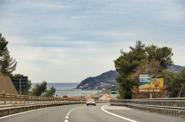 Liguria, İtalya - 24 Şubat, 2018. Yollar ve şehir otomobili üzerinden görüntülemek.