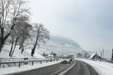 Lausanne, İsviçre - 1 Mart, 2018. Bahar kar manzara otoyol boyunca ve Avrupa'nın şehirlerde.