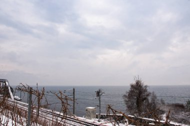 Bahar kar manzara otoyol boyunca ve Avrupa'nın şehirlerde.