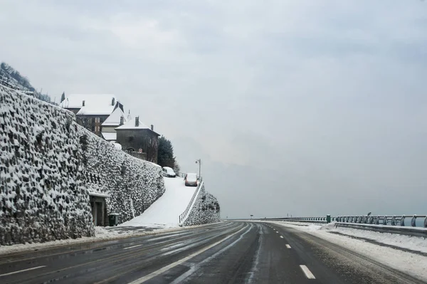 瑞士洛桑 2018年3月 春天雪风景沿机动车路和在欧洲的城市 — 图库照片