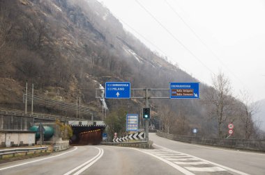 Montreux, İsviçre - 3 Mart, 2018. Yollar ve şehir otomobili üzerinden görüntülemek.