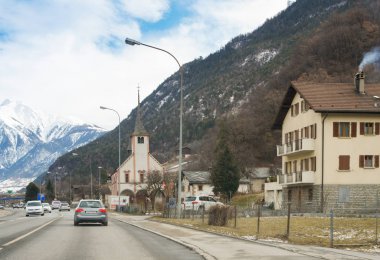 Montreux, İsviçre - 3 Mart, 2018. Yollar ve şehir otomobili üzerinden görüntülemek.
