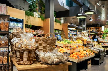 Geneva, İsviçre - 28 Şubat, 2018. Sayaç ürünler ile mağazalarında insanlarda.