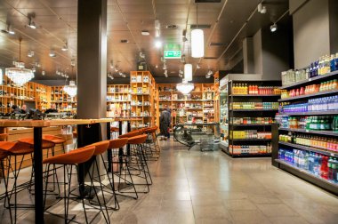 Geneva, İsviçre - 28 Şubat, 2018. Sayaç ürünler ile mağazalarında insanlarda.