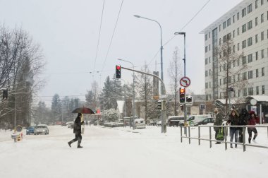 Geneva, İsviçre - 28 Şubat, 2018. Bahar kar manzara otoyol boyunca ve Avrupa'nın şehirlerde.