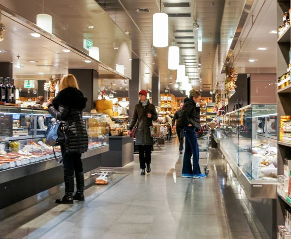Genebra Suíça Fevereiro 2018 Pessoas Lojas Balcão Com Mercadorias — Fotografia de Stock