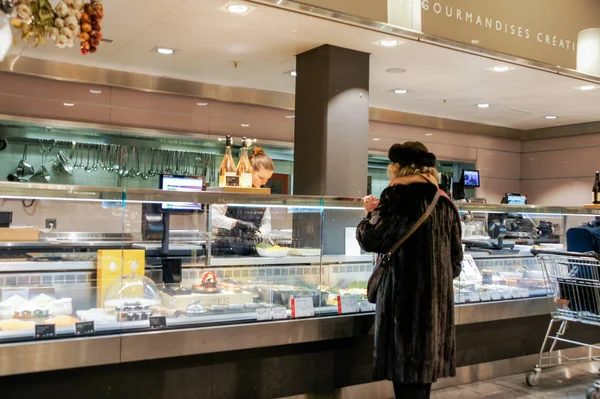 Genebra Suíça Fevereiro 2018 Pessoas Lojas Balcão Com Mercadorias — Fotografia de Stock