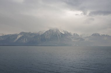 Cenevre Gölü görünümünü kara sevdanın.