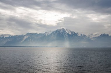 Cenevre Gölü görünümünü kara sevdanın.