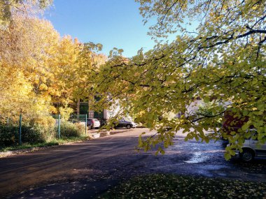 İl kasaba sonbahar manzarası.