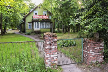 Sestroretsk, Rusya - 16 Haziran, 2018. Akşam güneş ışınlarının Şehir Parkı.