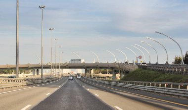 Sestroretsk, Rusya - 16 Haziran, 2018. St. Petersburg çevresinde karayolları trafik.