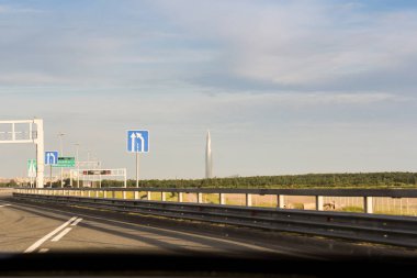 Sestroretsk, Rusya - 16 Haziran, 2018. St. Petersburg çevresinde karayolları trafik.