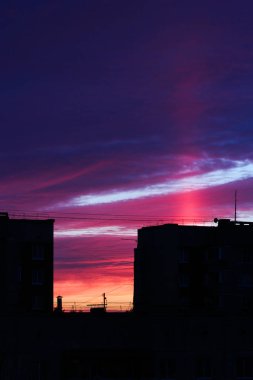 Şehir binalar üzerinde güzel bir akşam gökyüzü.
